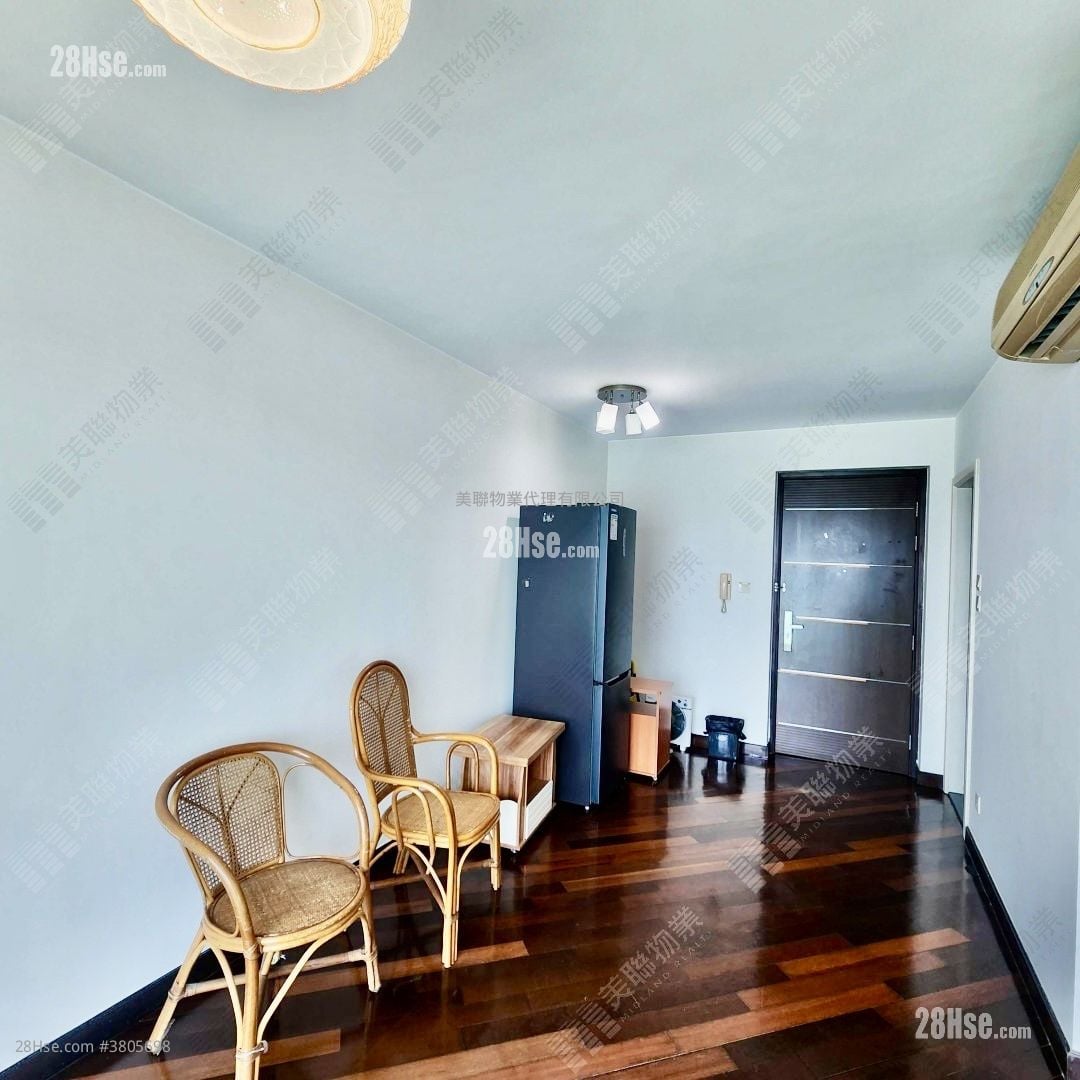 living room: Anglers' Bay Sell 2 Bedrooms , 1 Bathroom 469 ft²