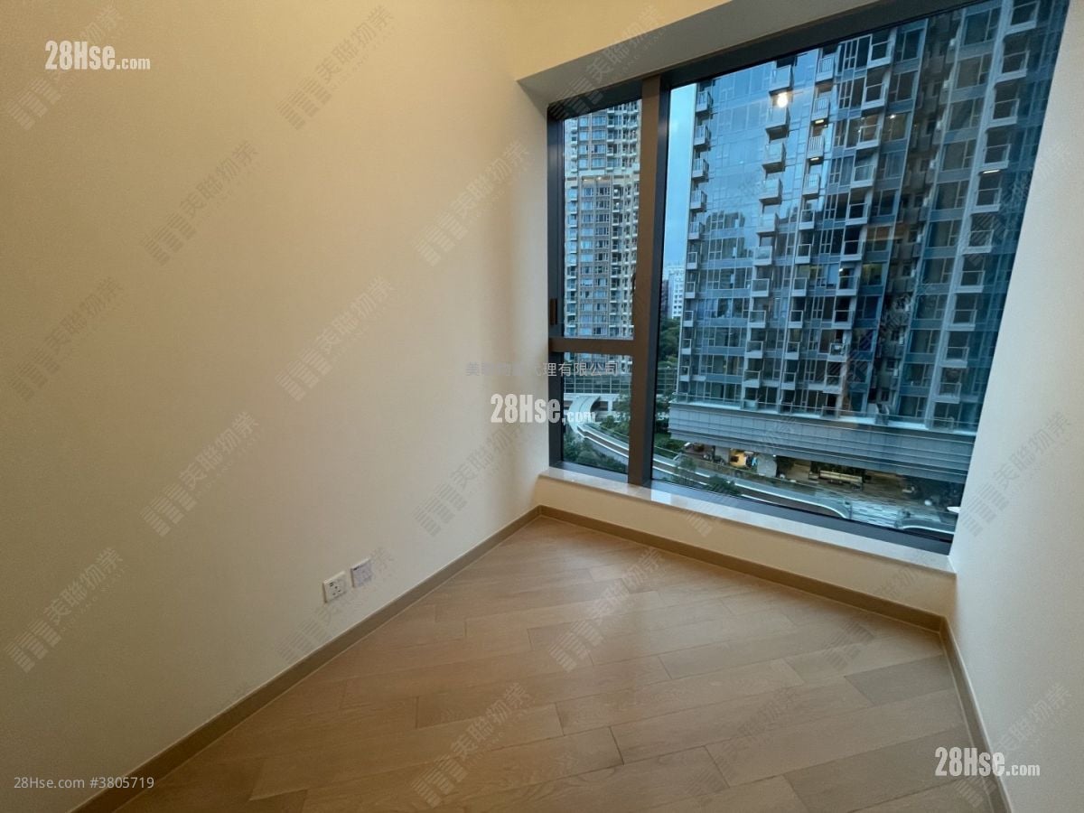 Grand Central Sell 3 Bedrooms 830 ft²