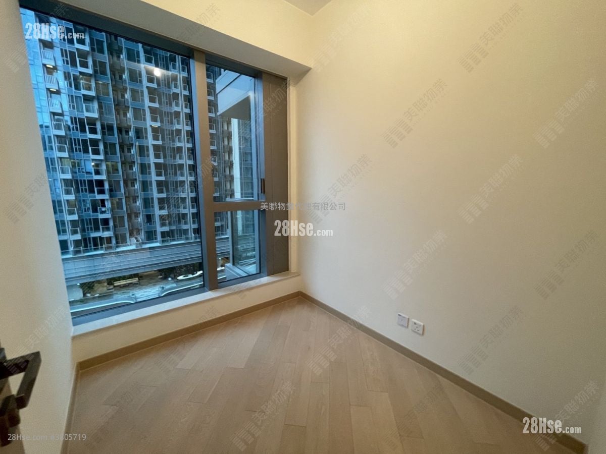 Grand Central Sell 3 Bedrooms 830 ft²