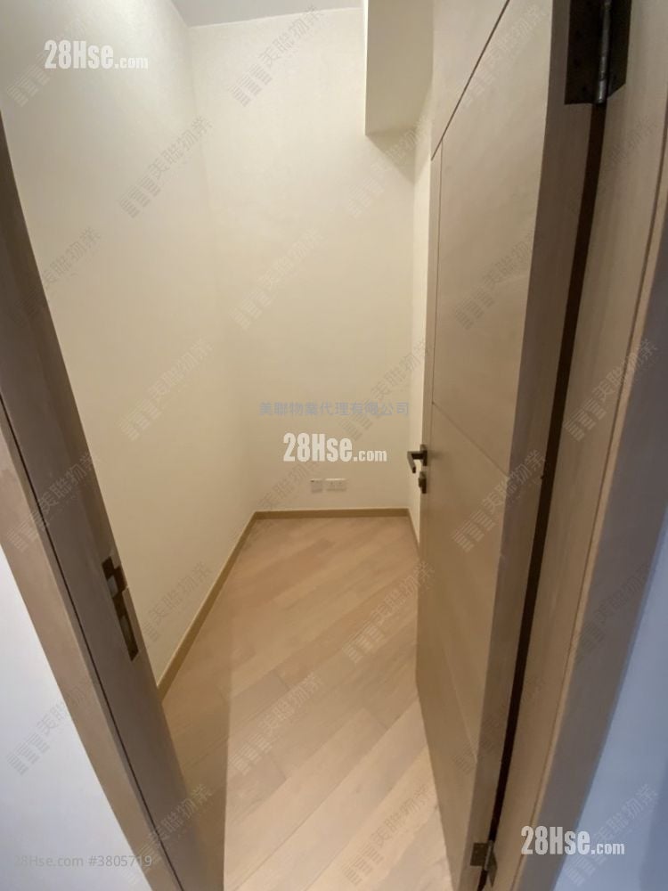 Grand Central Sell 3 Bedrooms 830 ft²