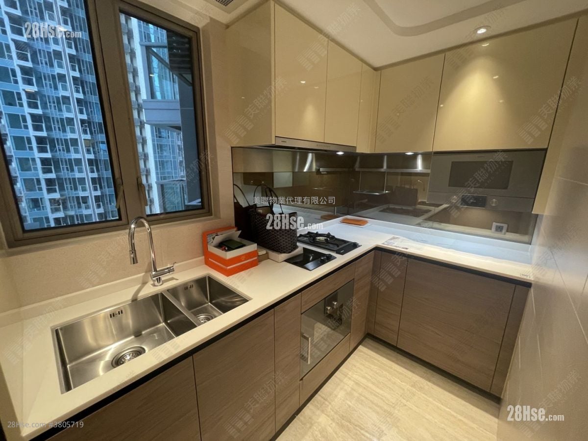 Grand Central Sell 3 Bedrooms 830 ft²