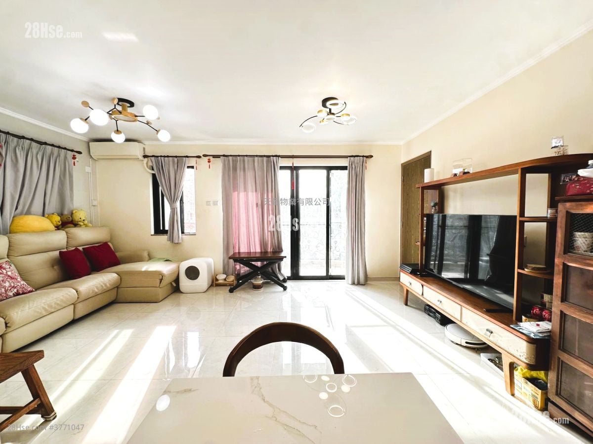 Yuen Long Village Sell 5+ Bedrooms , 1 Bathroom 700 ft²