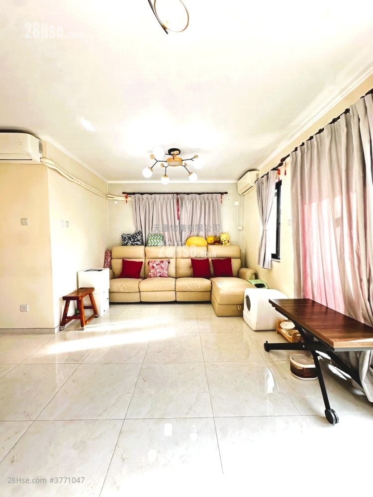 Yuen Long Village Sell 5+ Bedrooms , 1 Bathroom 700 ft²