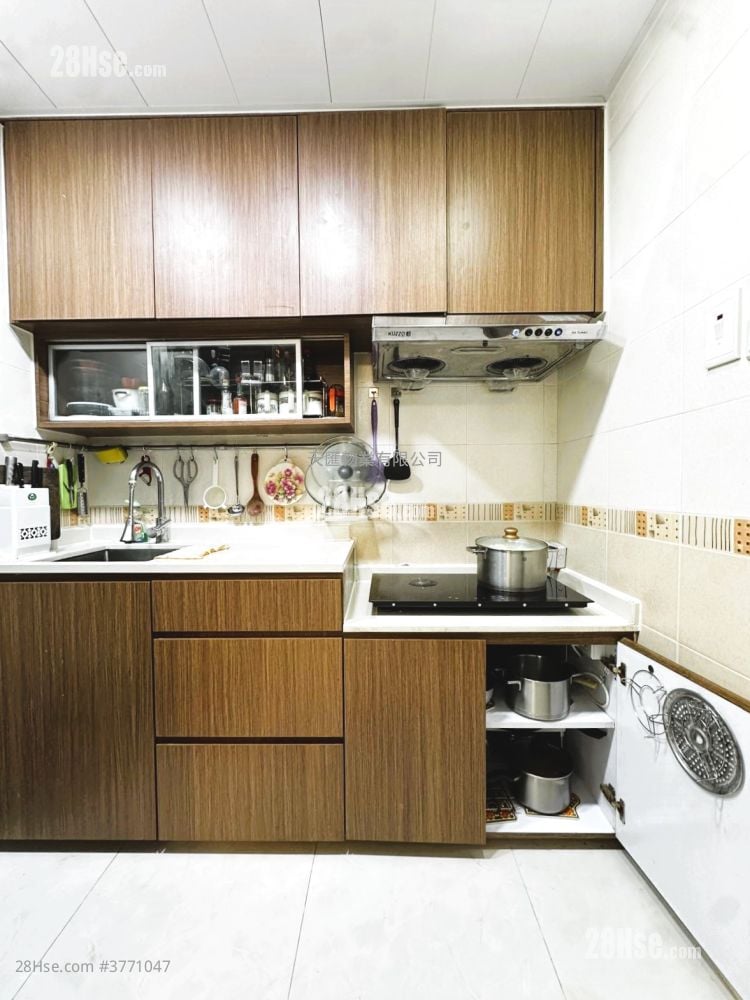 Yuen Long Village Sell 5+ Bedrooms , 1 Bathroom 700 ft²