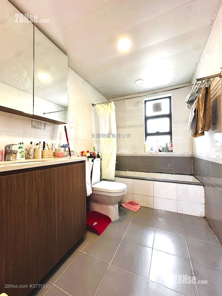 Yuen Long Village Sell 5+ Bedrooms , 1 Bathroom 700 ft²