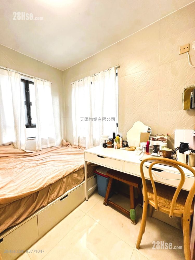 Yuen Long Village Sell 5+ Bedrooms , 1 Bathroom 700 ft²