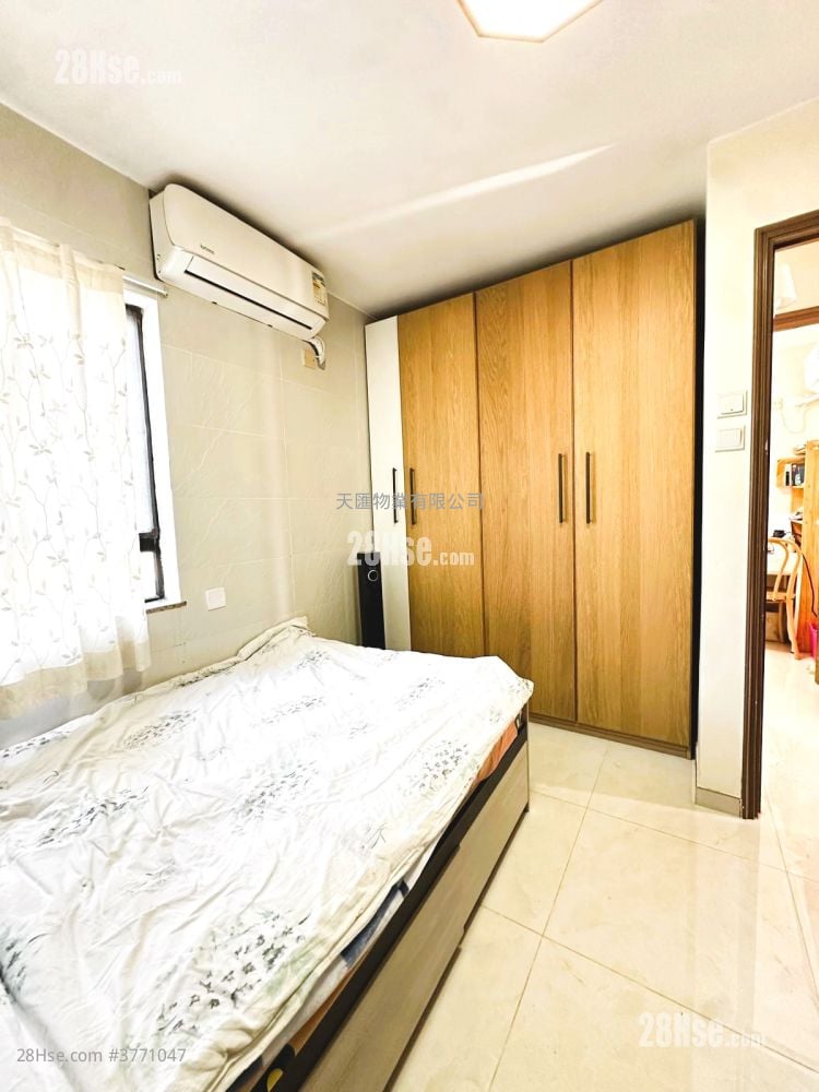 Yuen Long Village Sell 5+ Bedrooms , 1 Bathroom 700 ft²