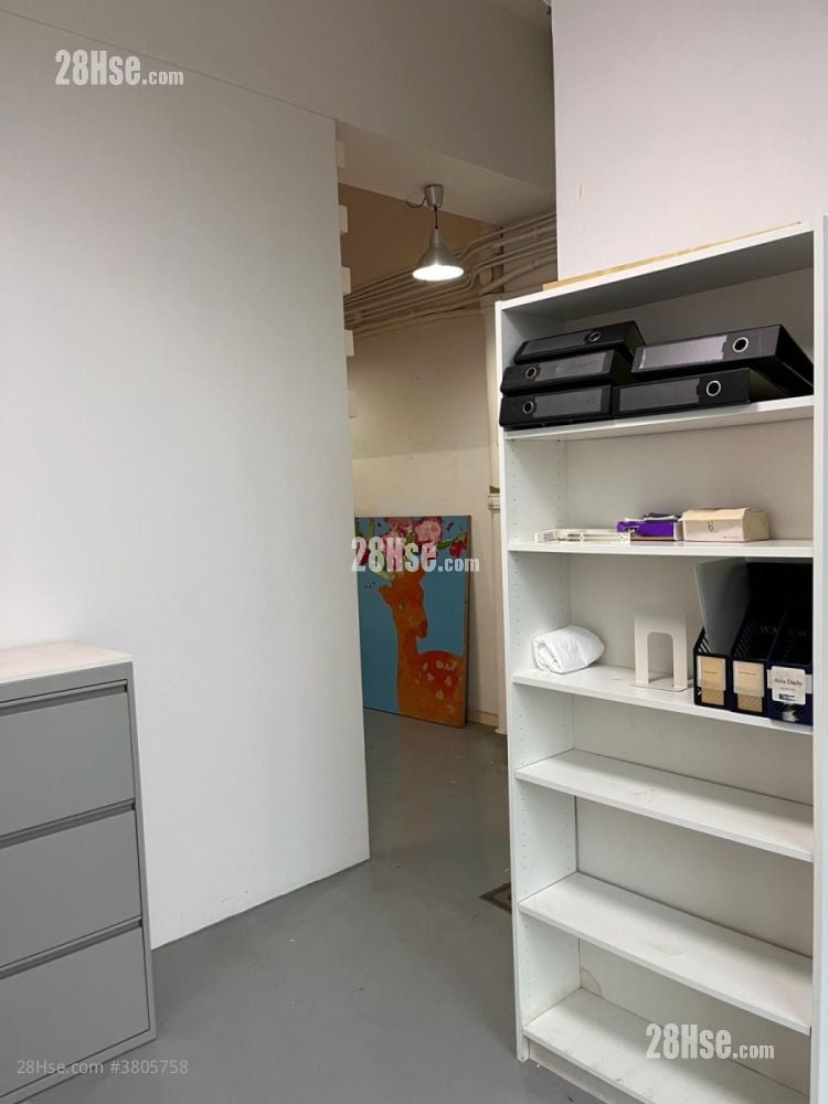 New Trade Plaza Rental 966 ft²