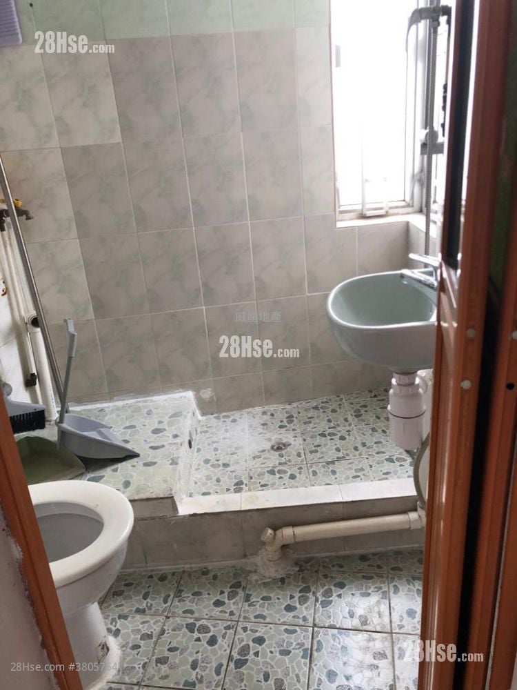 Tung On Court Rental 242 ft²