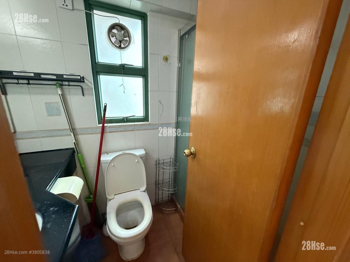 浴室: 盈富阁 售盘 3 房 , 1 浴室 437 平方尺