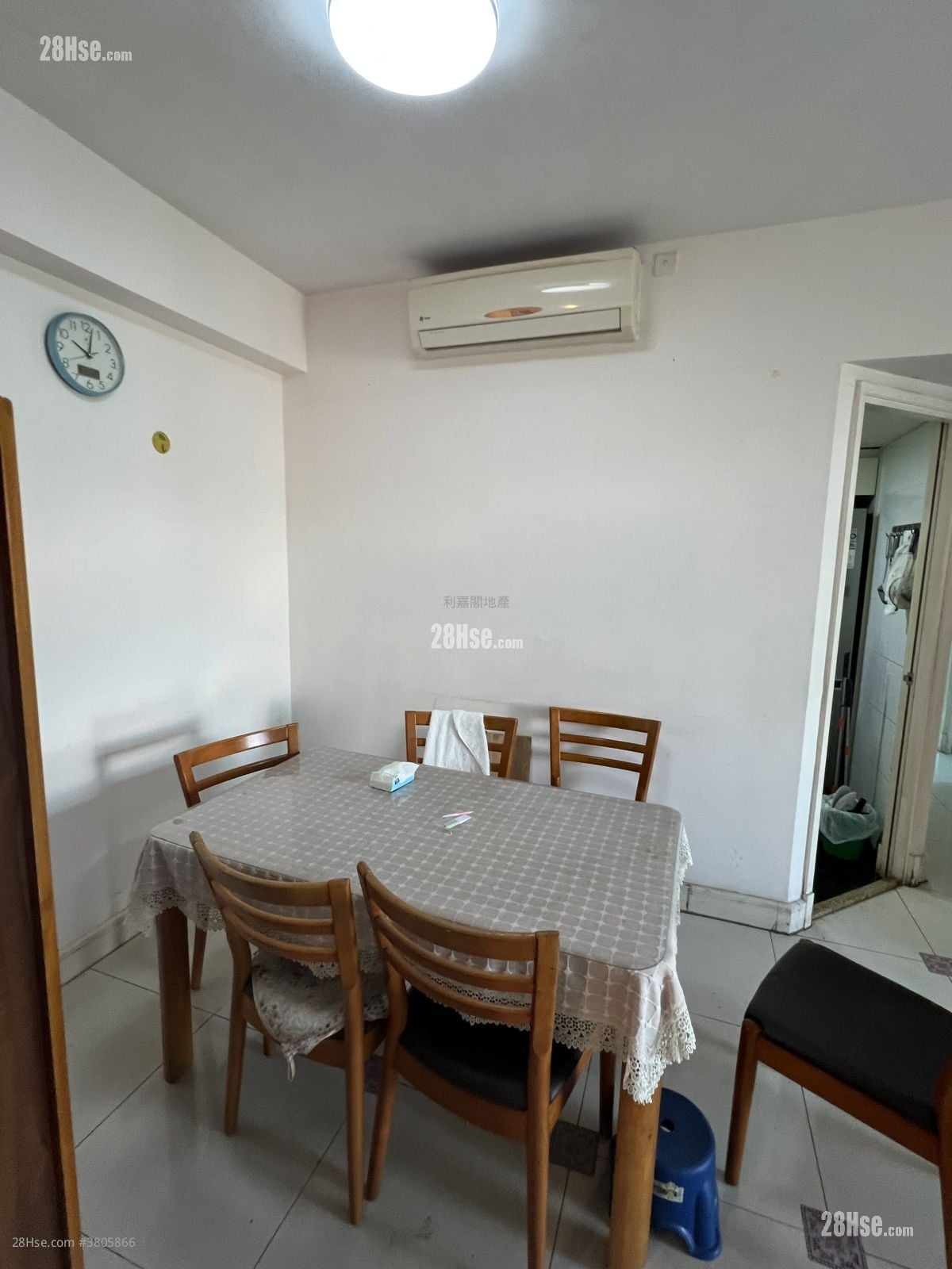 Uptown Rental 4 Bedrooms , 2 Bathrooms 901 ft²