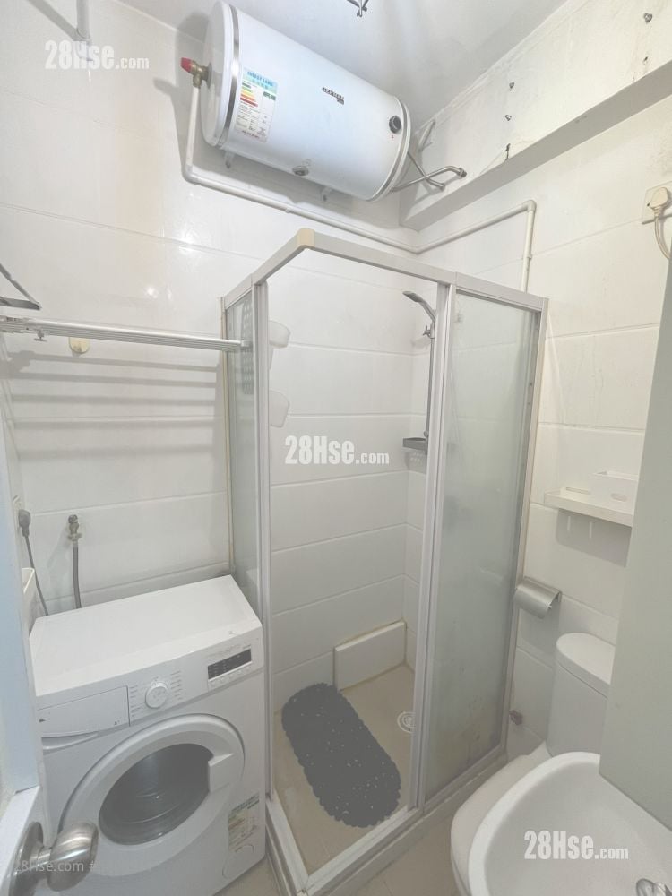 bathroom: Fok Cheong Building Rental 2 Bedrooms , 1 Bathroom 313 ft²