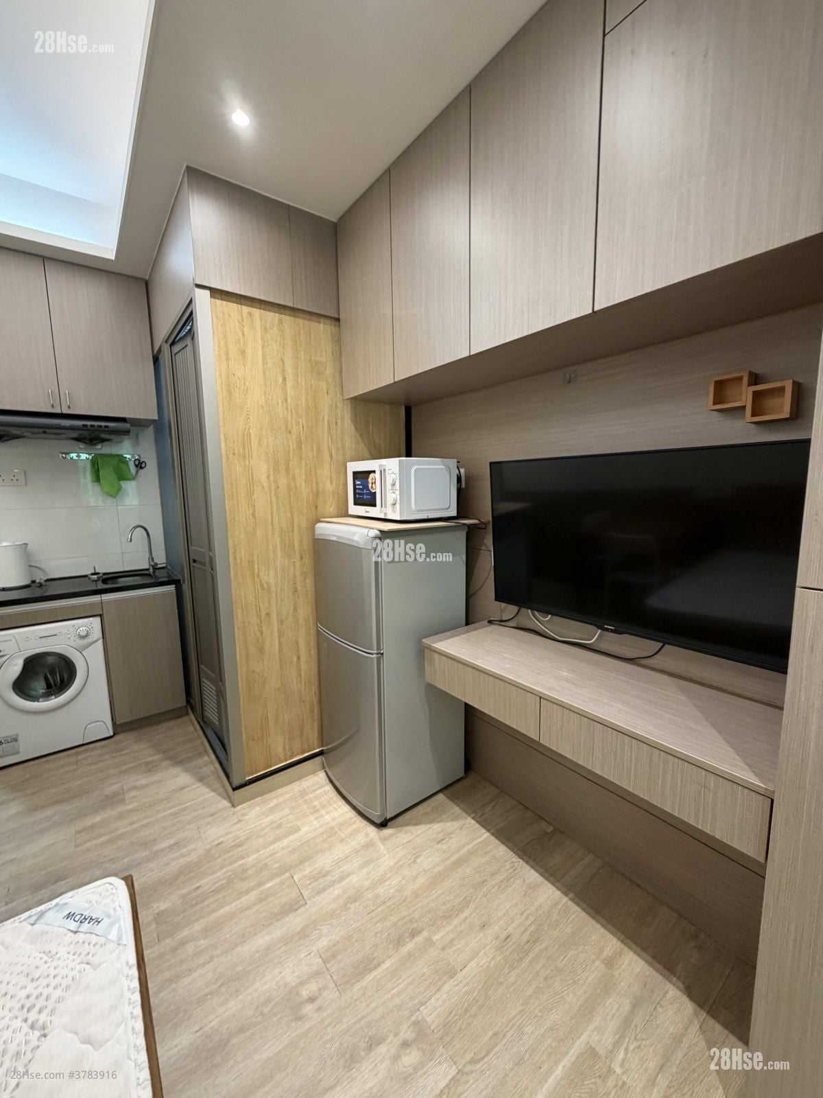 Hoi Deen Court Rental 180 ft²