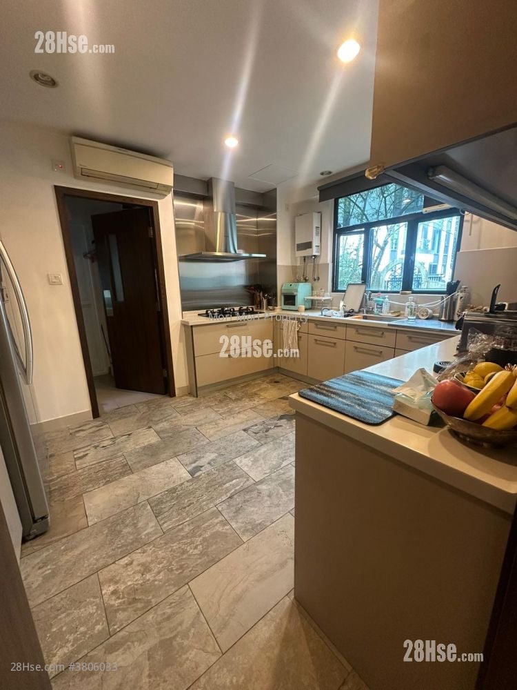 Elegant Court Rental 4 Bedrooms , 2 Bathrooms 1,643 ft²