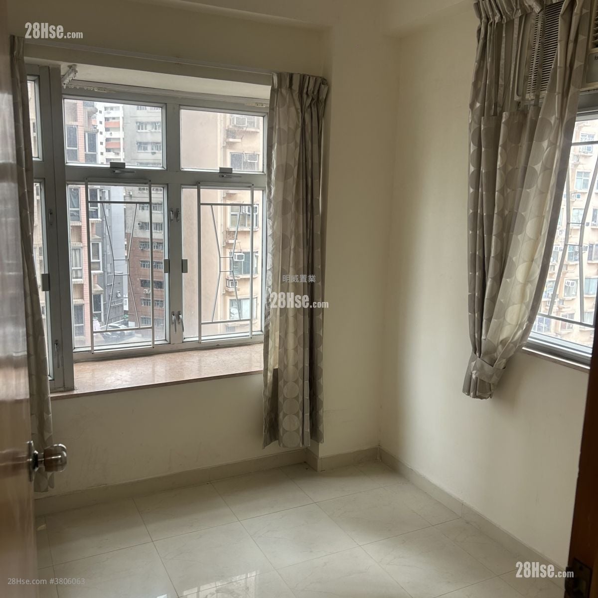 鸿威大厦 租盘 2 房 305 平方尺