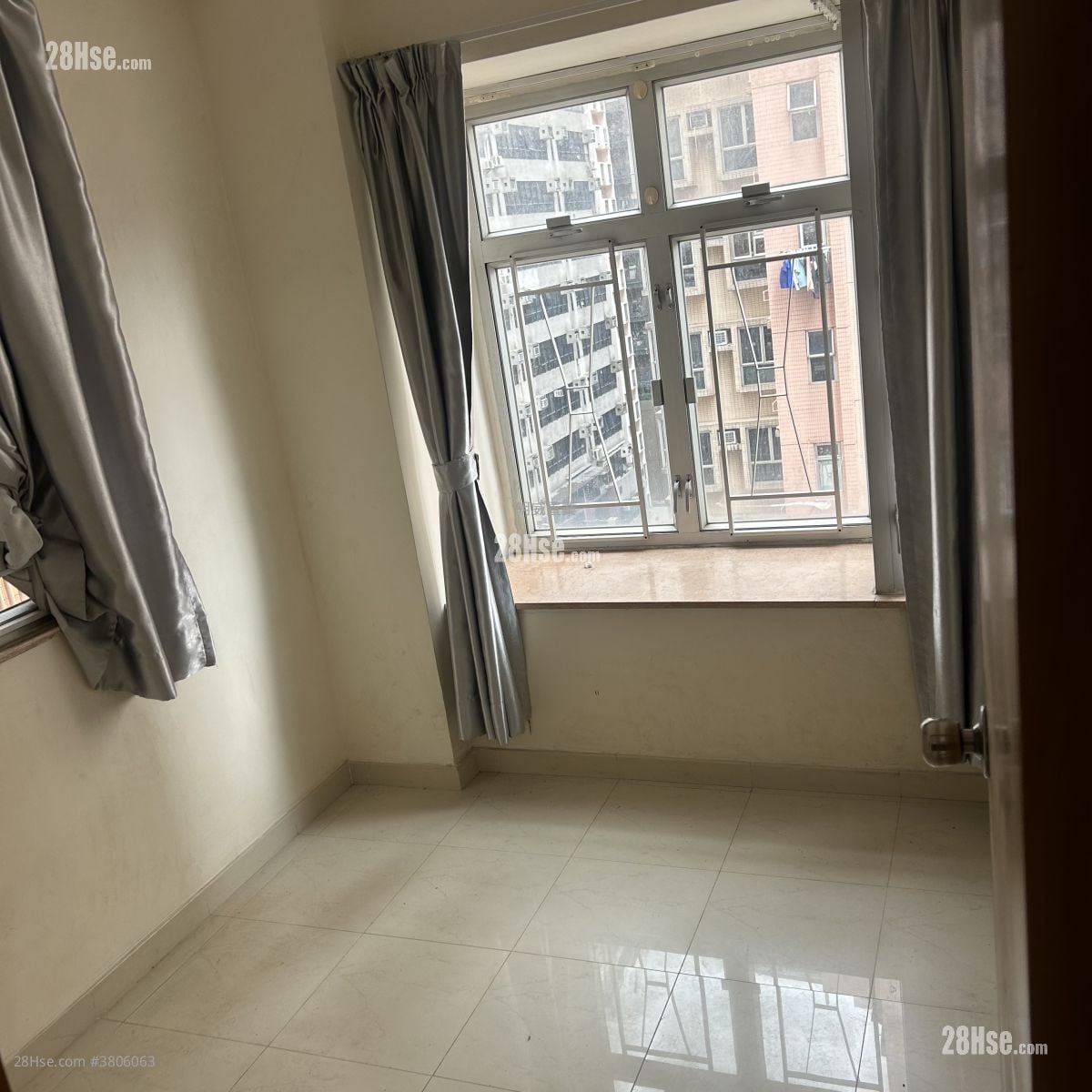 鸿威大厦 租盘 2 房 305 平方尺