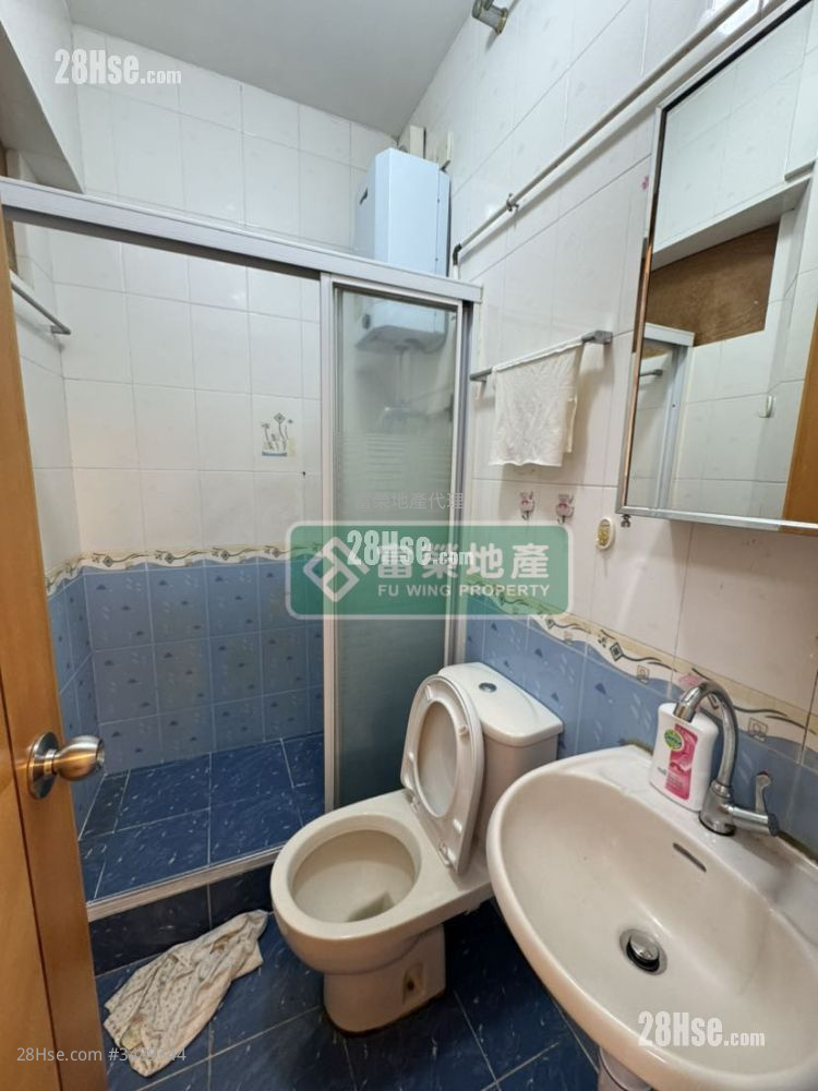 Wah Yan Mansion Sell 2 Bedrooms , 1 Bathroom 338 ft²