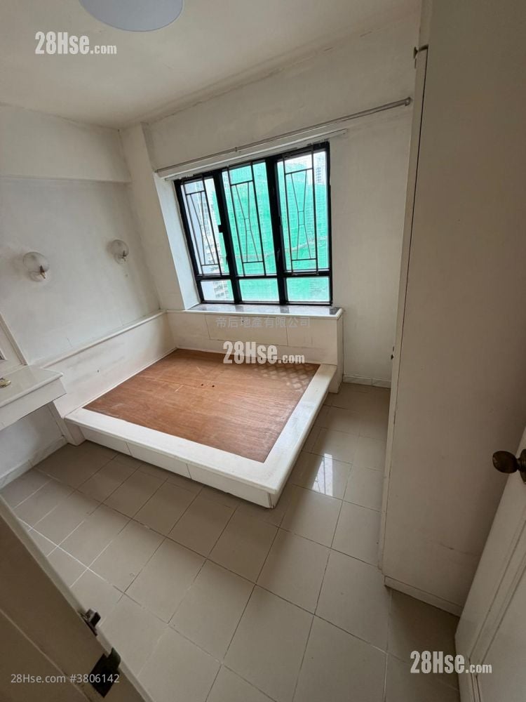 Lascar Court Rental 3 Bedrooms , 1 Bathroom 603 ft²