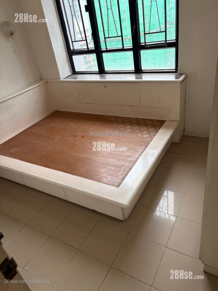 Lascar Court Rental 3 Bedrooms , 1 Bathroom 603 ft²