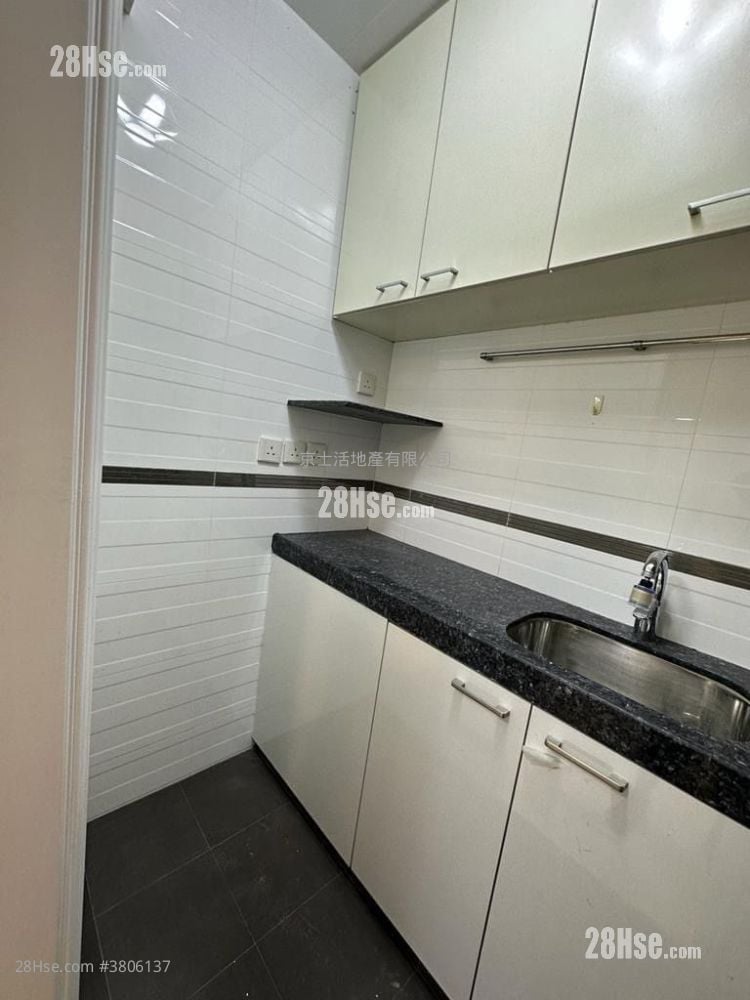 Golden Lion Garden Rental 336 ft²