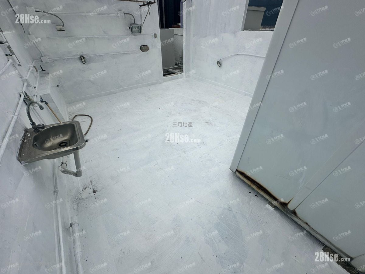 天台: 丽华大厦 售盘 2 房 , 1 浴室 270 平方尺