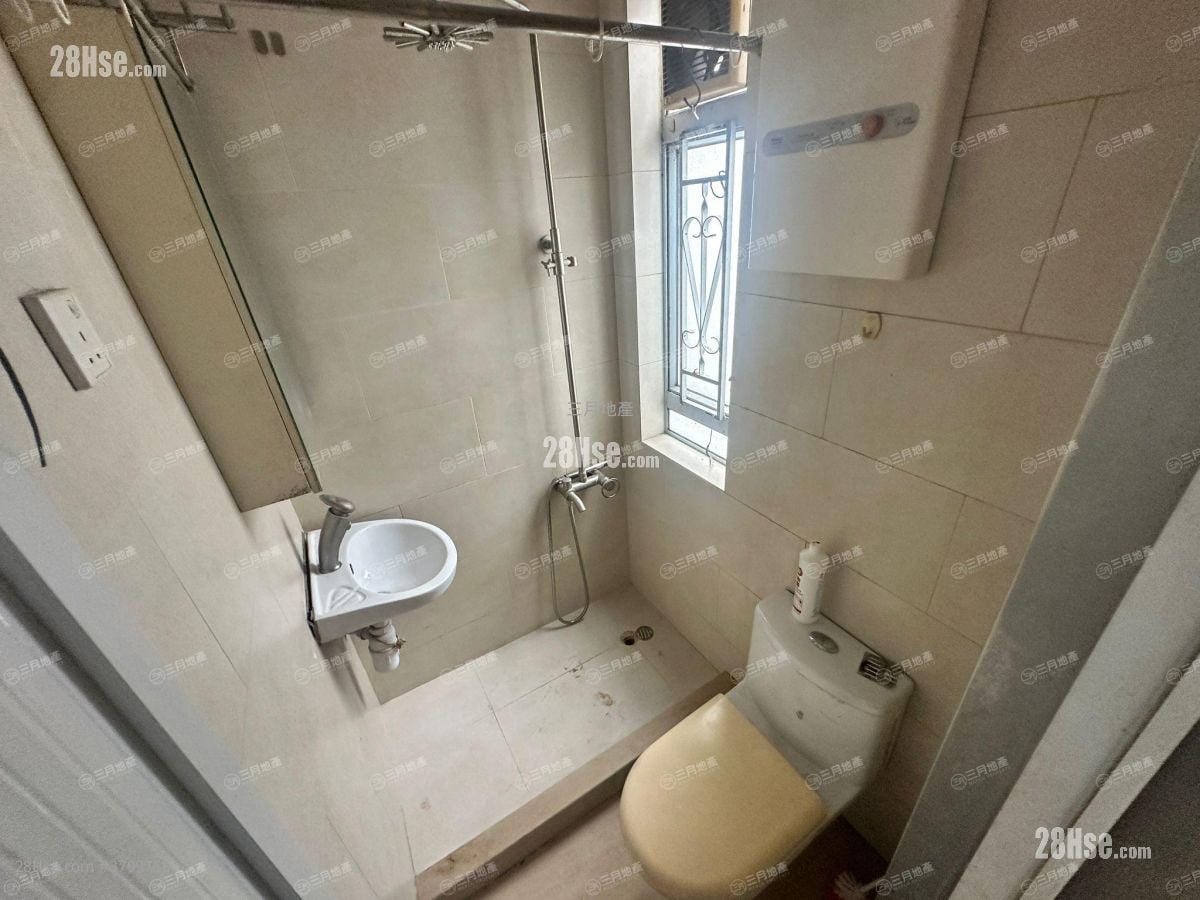 浴室: 丽华大厦 售盘 2 房 , 1 浴室 270 平方尺