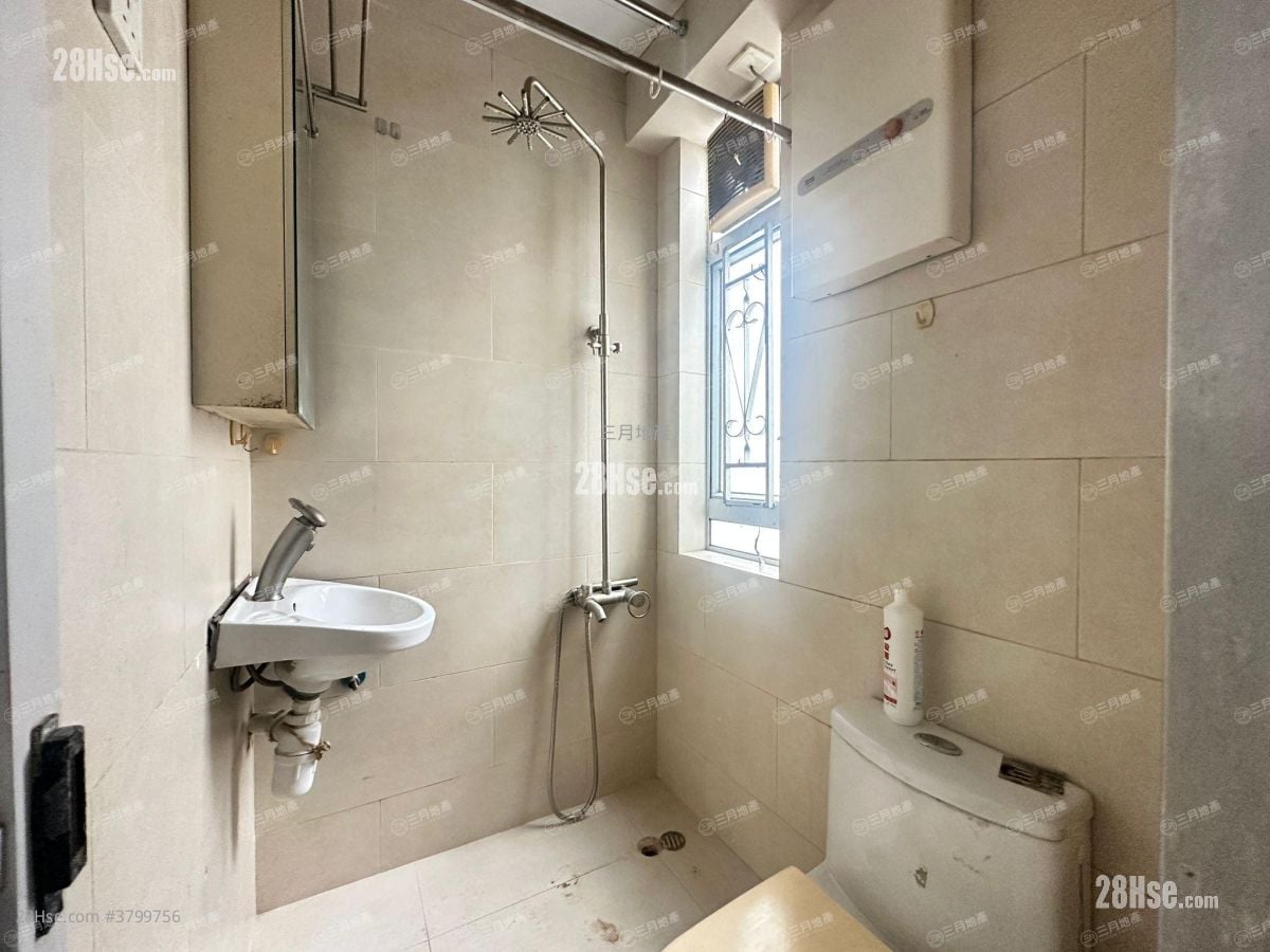 浴室: 丽华大厦 售盘 2 房 , 1 浴室 270 平方尺