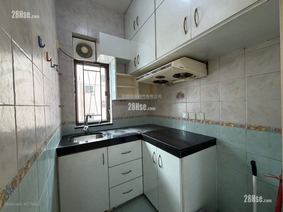 Sing Kong Building Sell 2 Bedrooms , 1 Bathroom 307 ft²