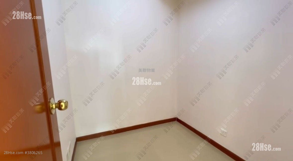 Residence Oasis Sell 4 Bedrooms , 2 Bathrooms 943 ft²