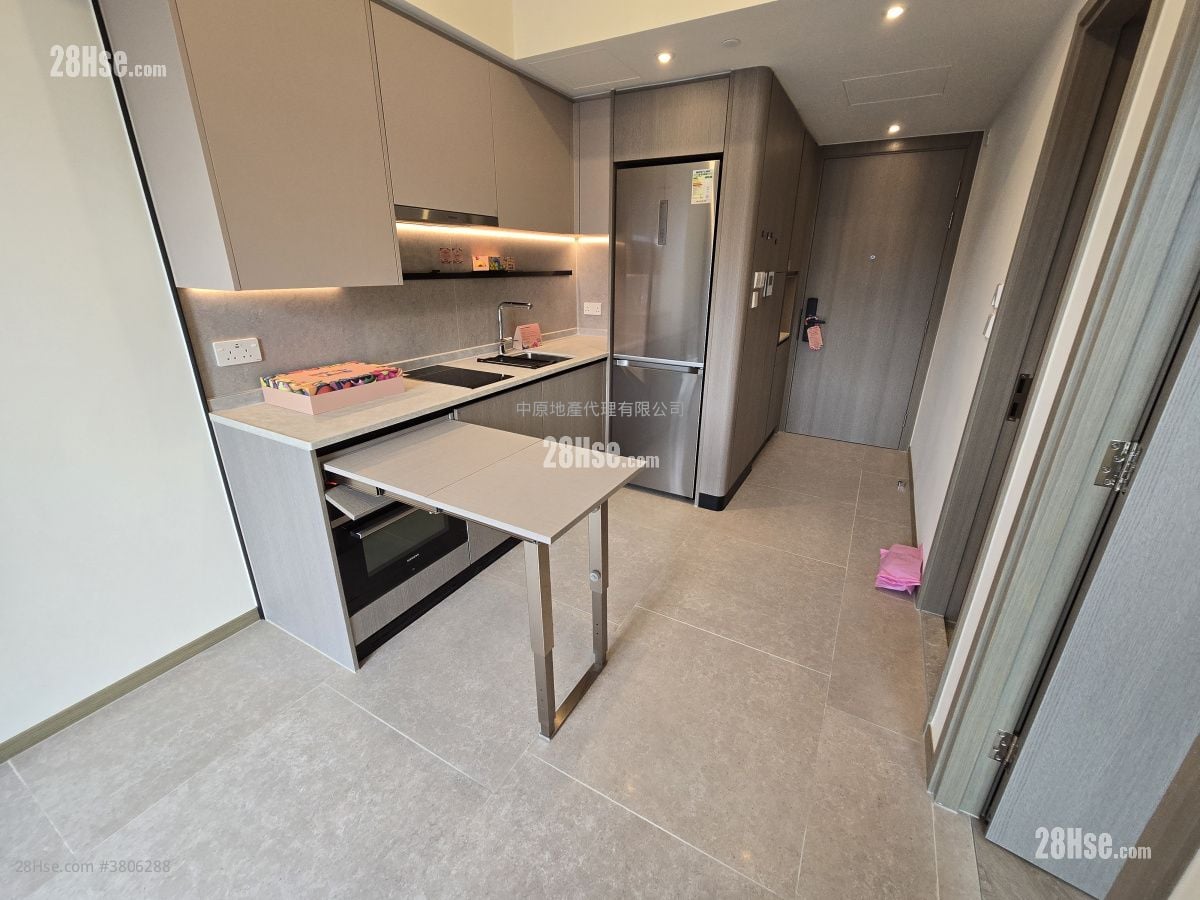 厨房: 设有活动摺饭枱