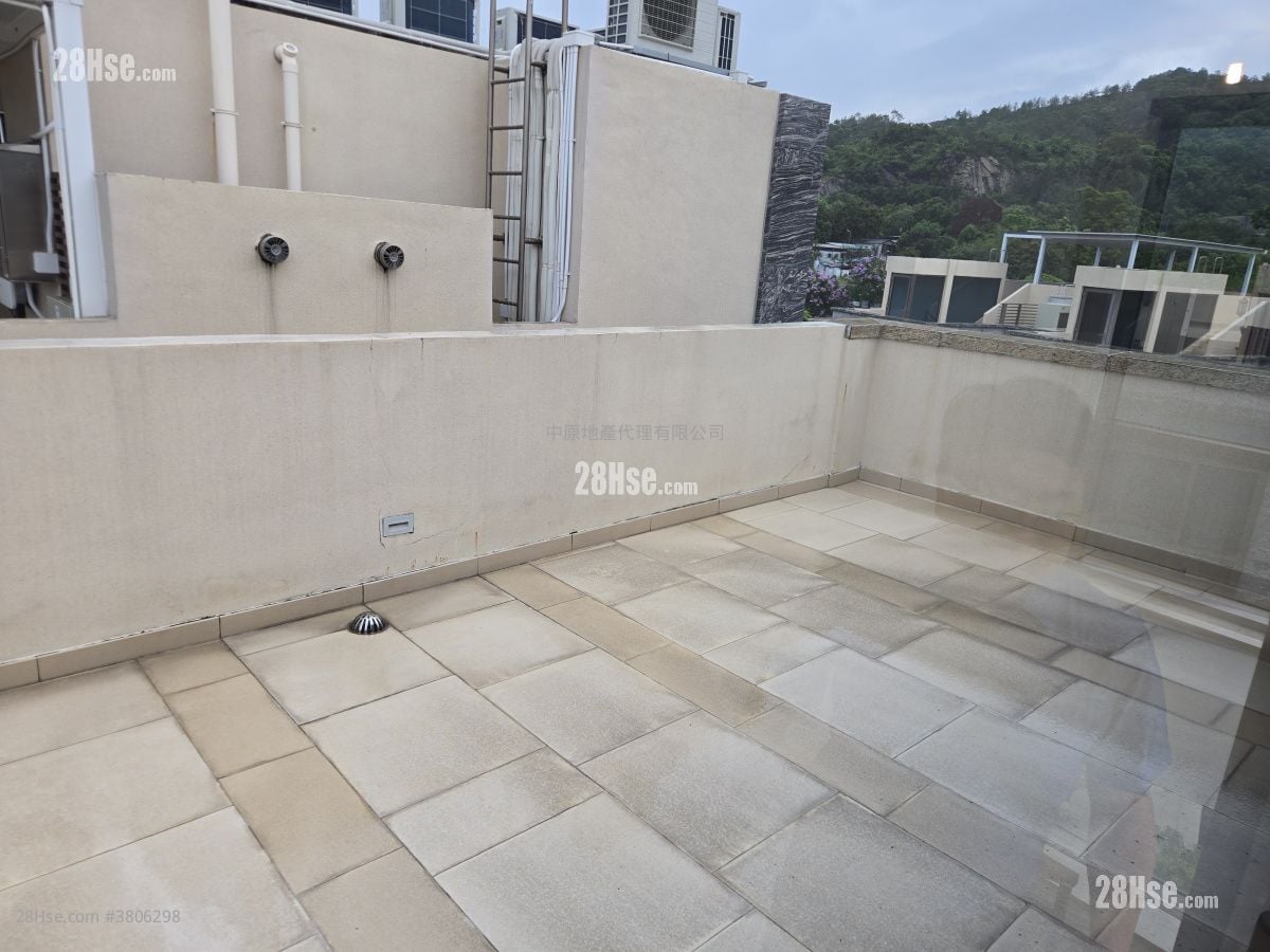 Domus Sell 4 Bedrooms 2,536 ft²