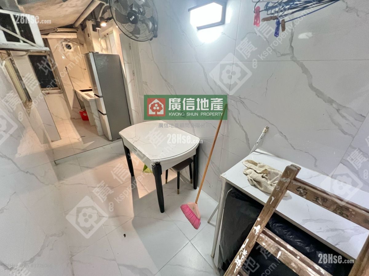 Cheung Hing Mansion Sell 3 Bedrooms , 1 Bathroom 256 ft²