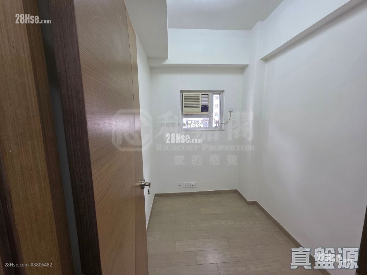 Hung Yu Mansion Sell 3 Bedrooms , 1 Bathroom 405 ft²