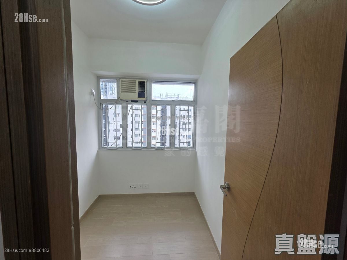 Hung Yu Mansion Sell 3 Bedrooms , 1 Bathroom 405 ft²