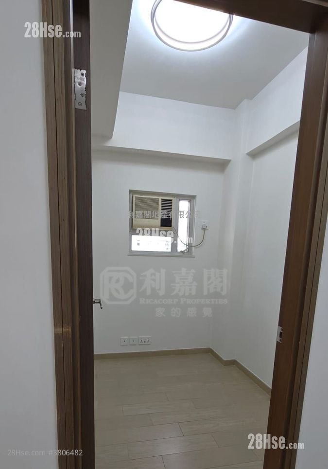 Hung Yu Mansion Sell 3 Bedrooms , 1 Bathroom 405 ft²