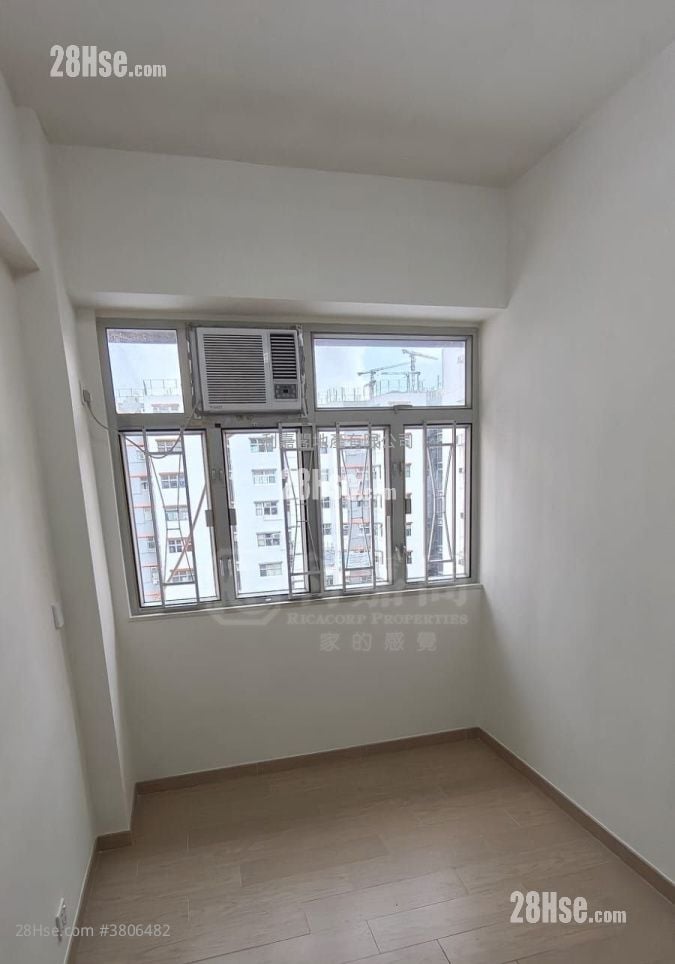 Hung Yu Mansion Sell 3 Bedrooms , 1 Bathroom 405 ft²
