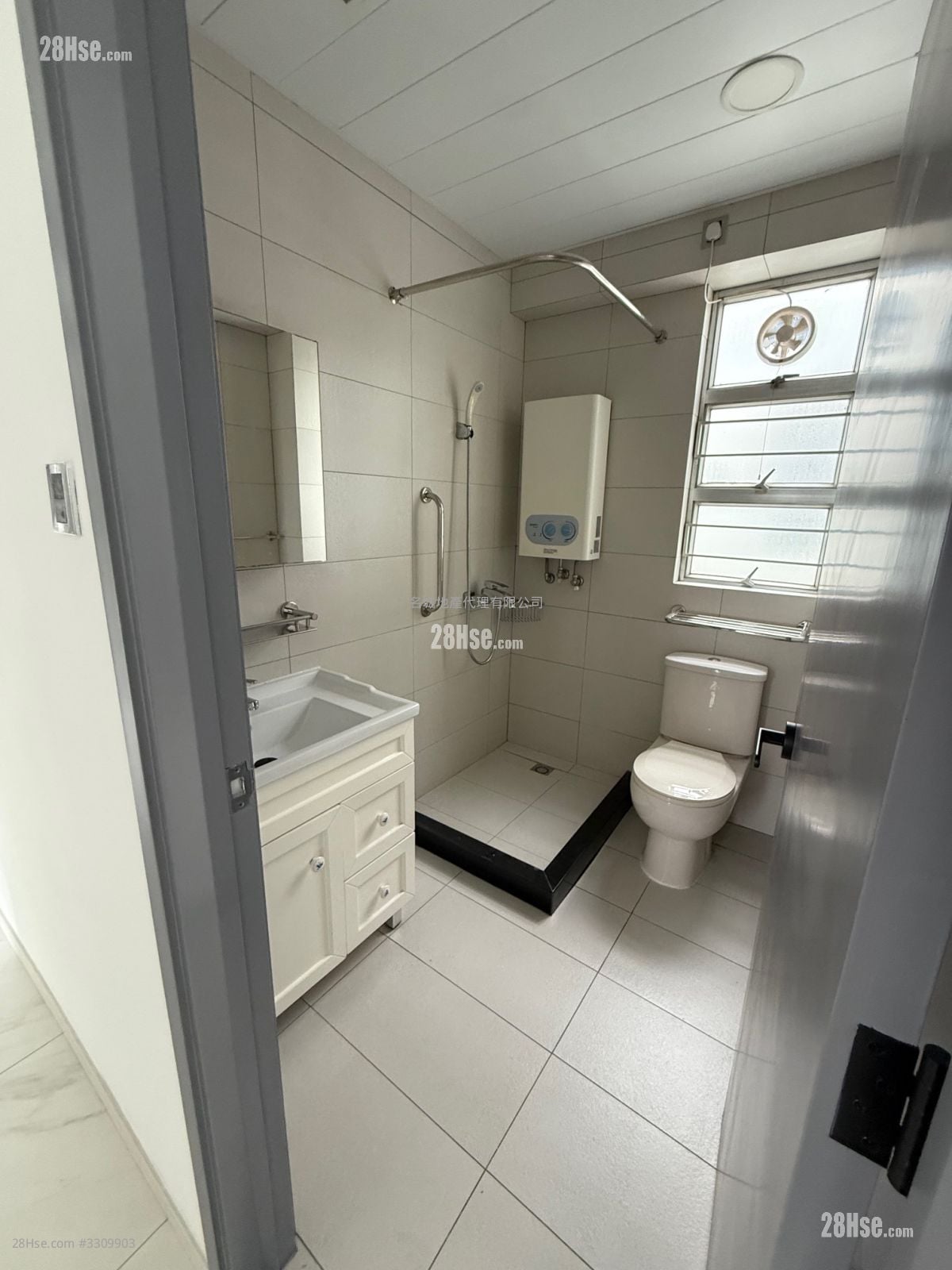 Man Lai Court Sell 3 Bedrooms , 2 Bathrooms 622 ft²