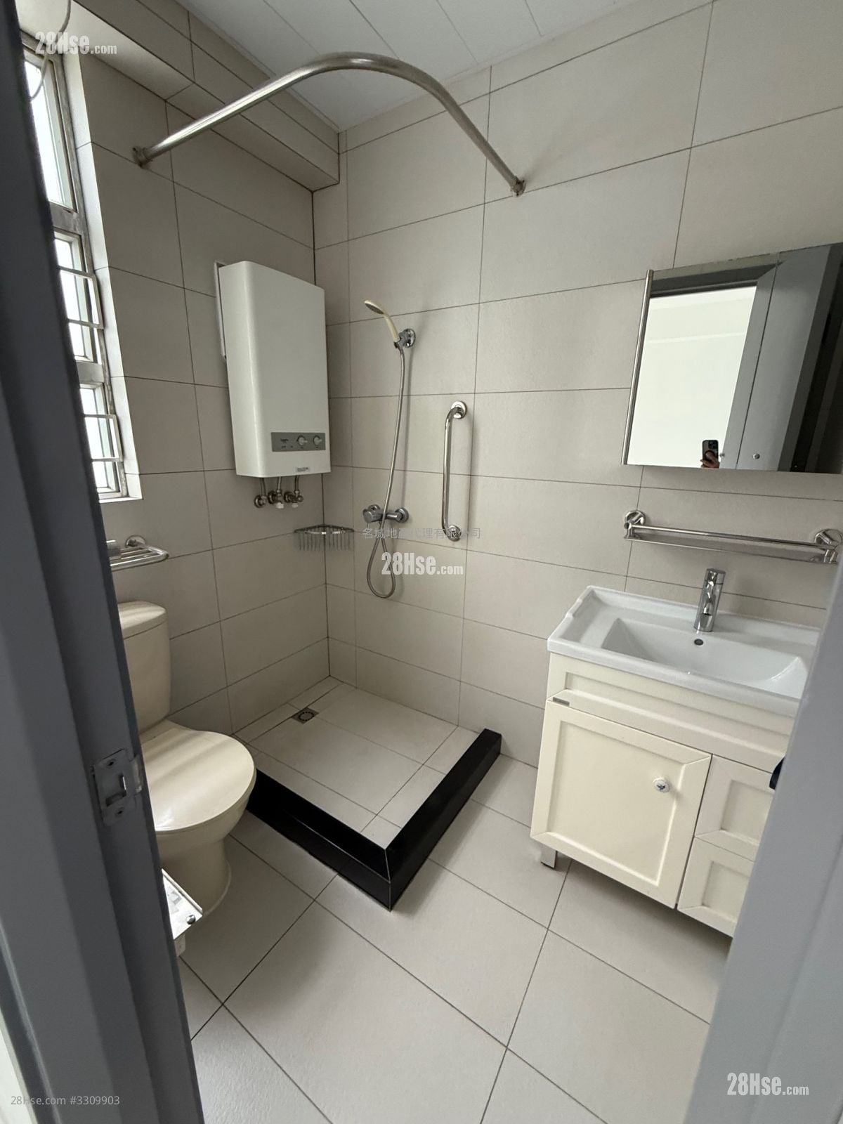 Man Lai Court Sell 3 Bedrooms , 2 Bathrooms 622 ft²