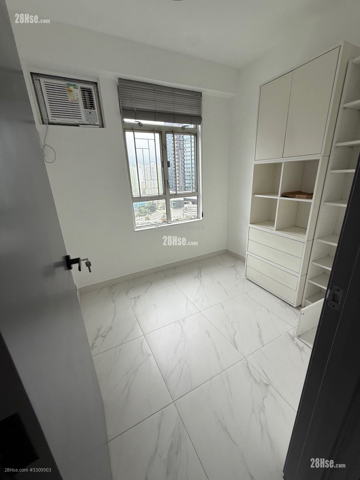 Man Lai Court Sell 3 Bedrooms , 2 Bathrooms 622 ft²