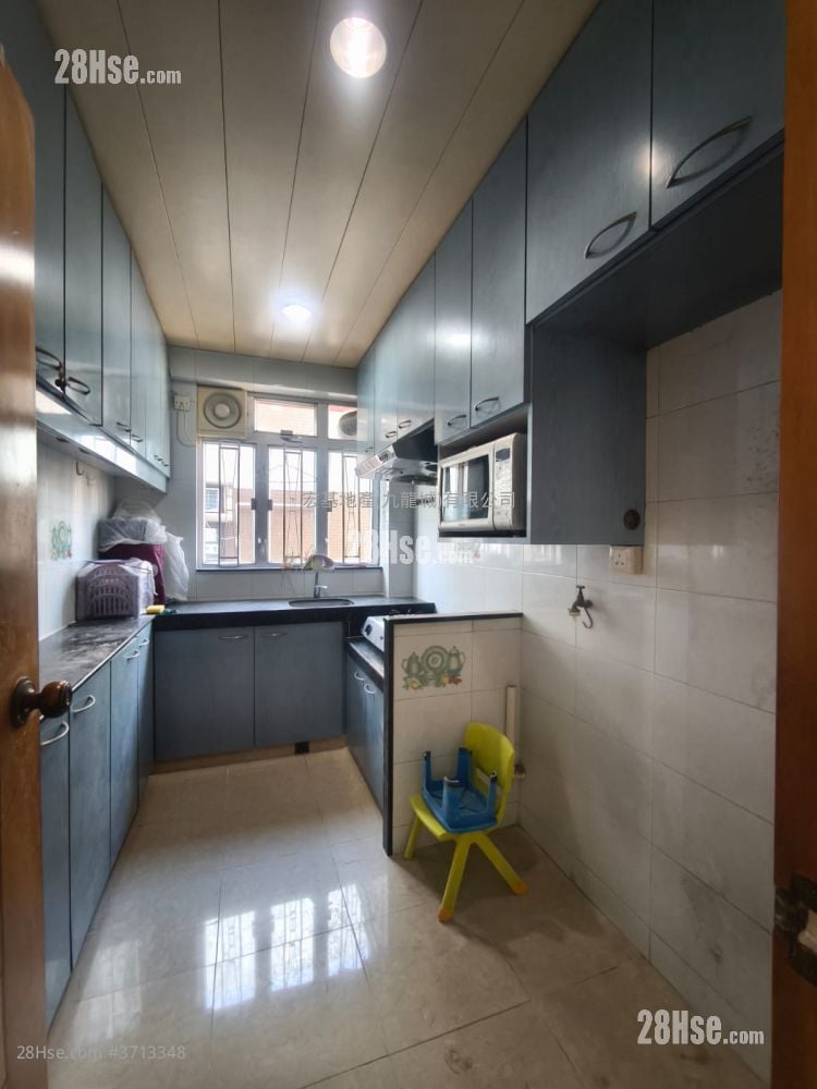 Apartment Sell 3 Bedrooms , 2 Bathrooms 836 ft²