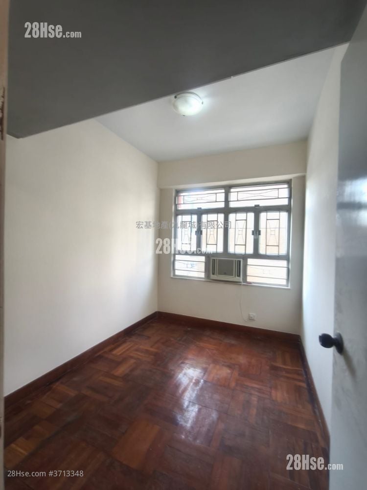 Apartment Sell 3 Bedrooms , 2 Bathrooms 836 ft²