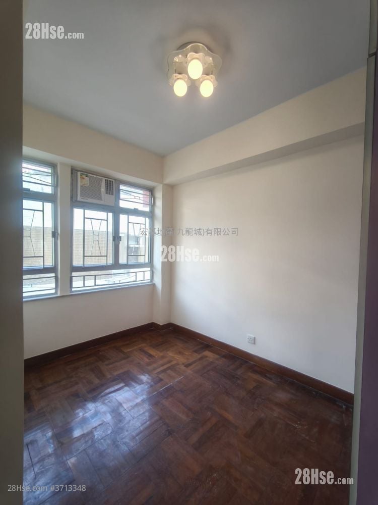 Apartment Sell 3 Bedrooms , 2 Bathrooms 836 ft²