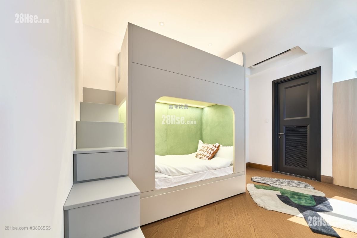 One Stanley Sell 5+ Bedrooms , 5+ Bathrooms 2,565 ft²