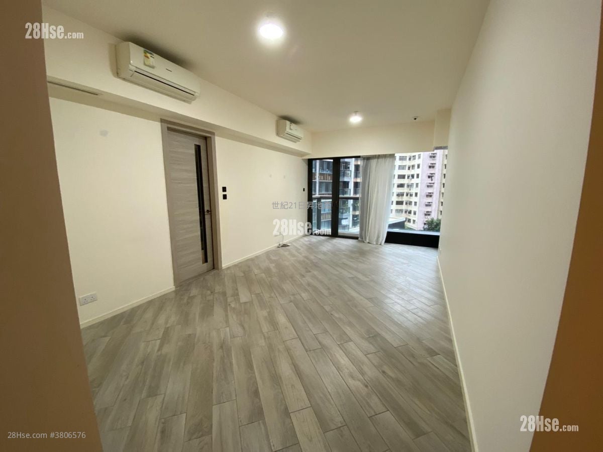 living room: Fleur Pavilia Sell 4 Bedrooms , 2 Bathrooms 906 ft²