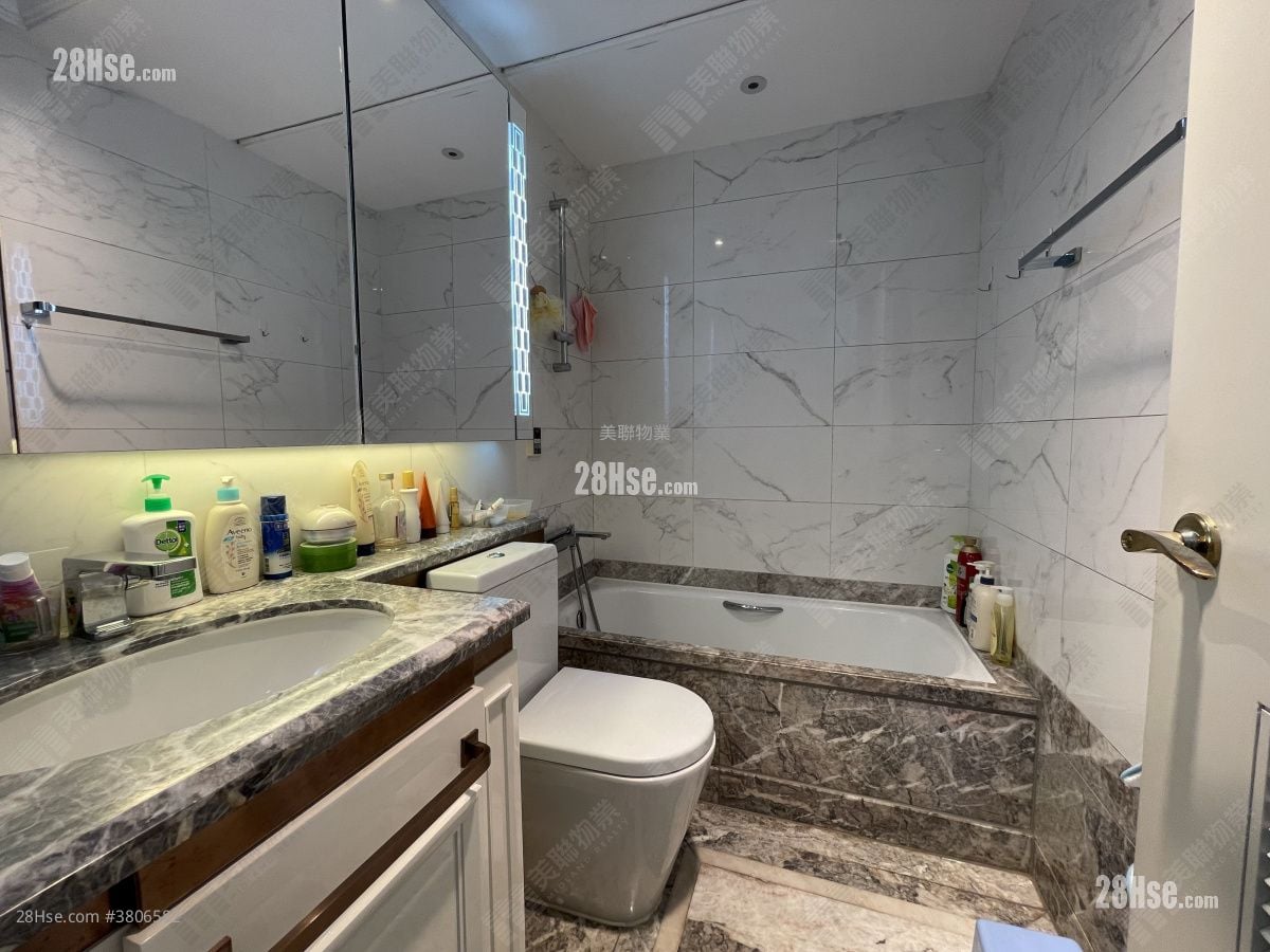 浴室: 逸珑湾 售盘 4 房 , 4 浴室 1,620 平方尺