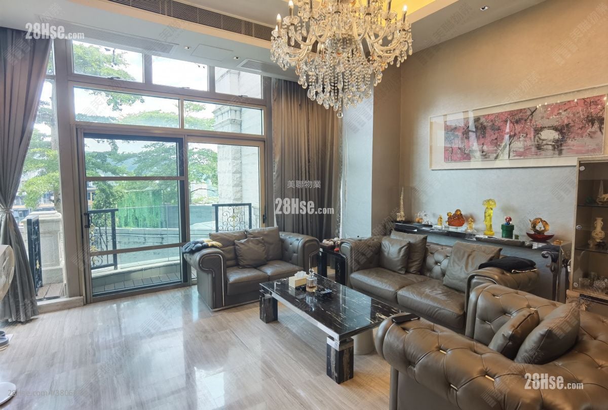 living room: Godi Sell 5+ Bathrooms 2,552 ft²