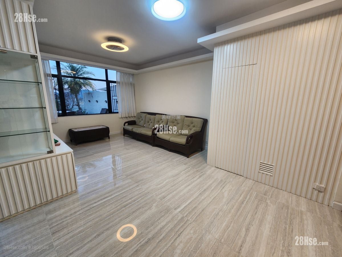 living room: Greenwood Terrace Sell 3 Bedrooms , 4 Bathrooms 1,692 ft²