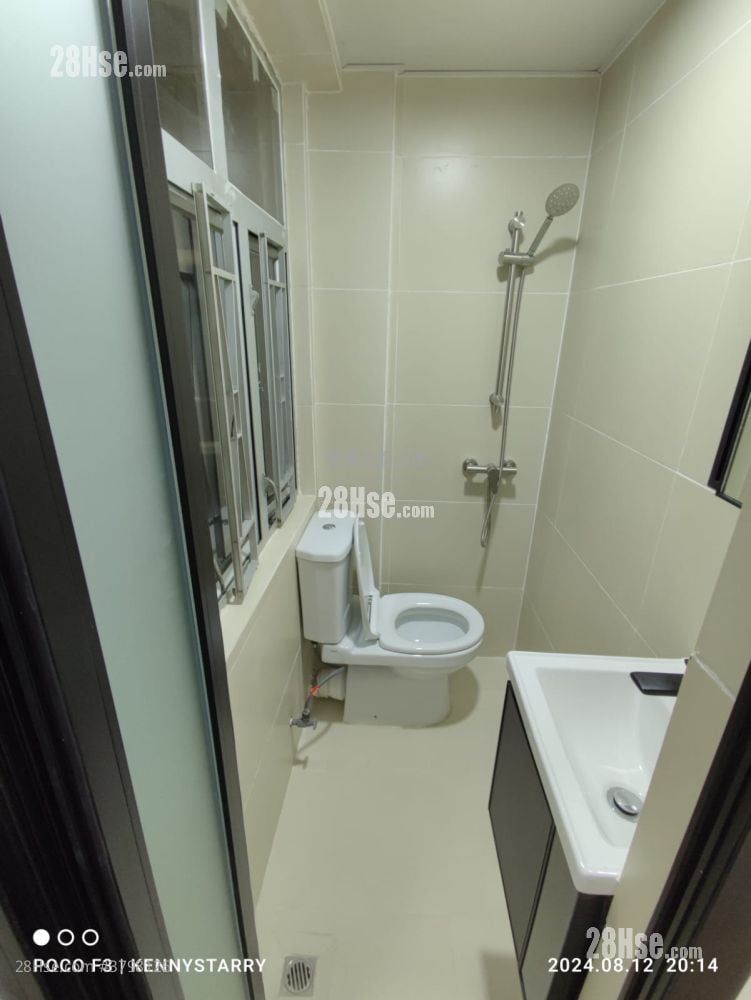 睡房 3: 坤成楼，豪华装修，一房一厅，约近200尺，只租8000；