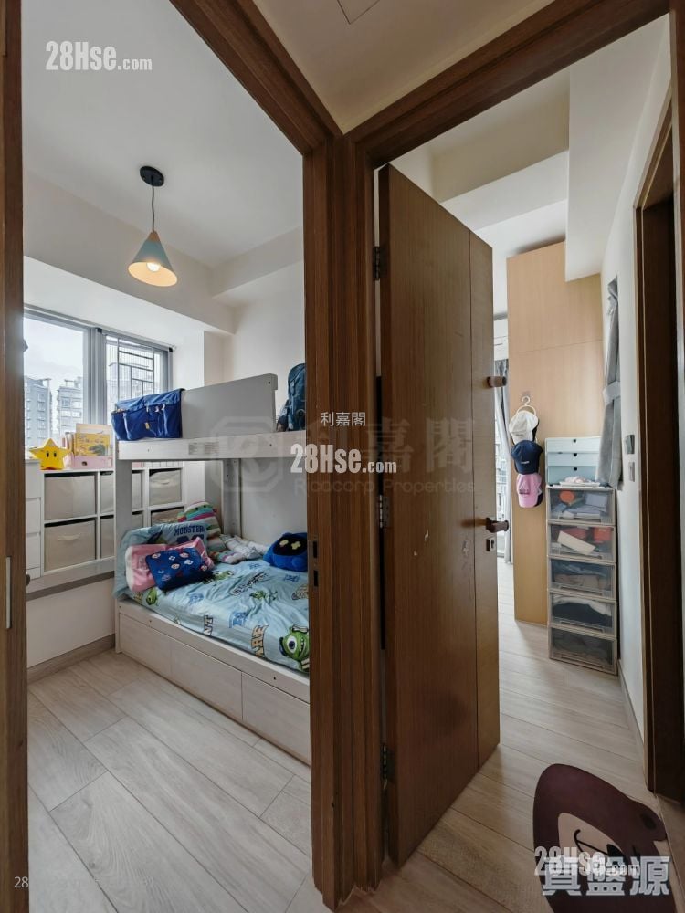 The Reach Sell 3 Bedrooms 660 ft²