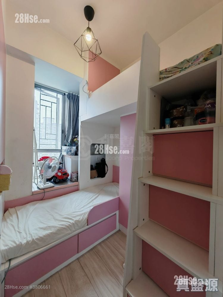 The Reach Sell 3 Bedrooms 660 ft²